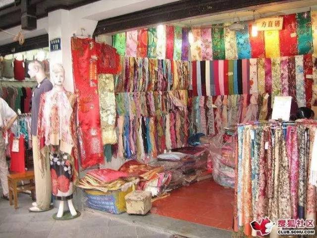 2017苏杭丝绸服装（郏县）展览会盛大开幕 3000条真丝围巾免费送，针纺织品精品汇聚